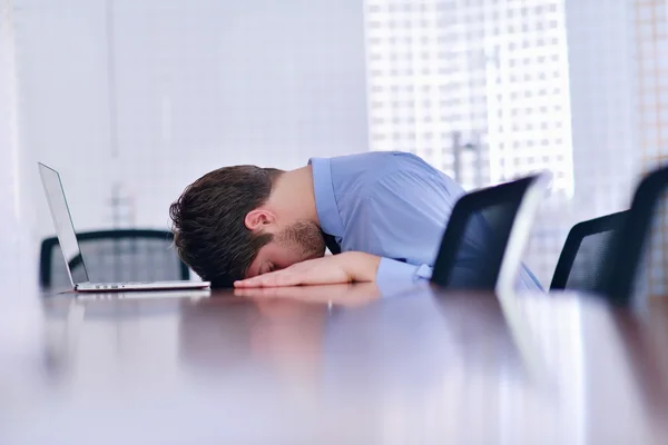 Hombre de negocios con problemas y estrés en la oficina — Foto de Stock