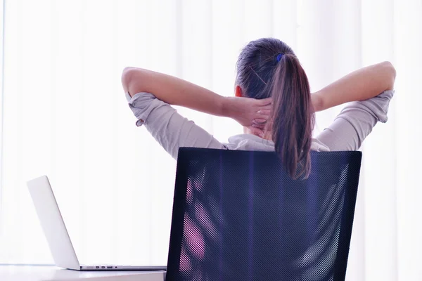 Geschäftsfrau im Büro — Stockfoto