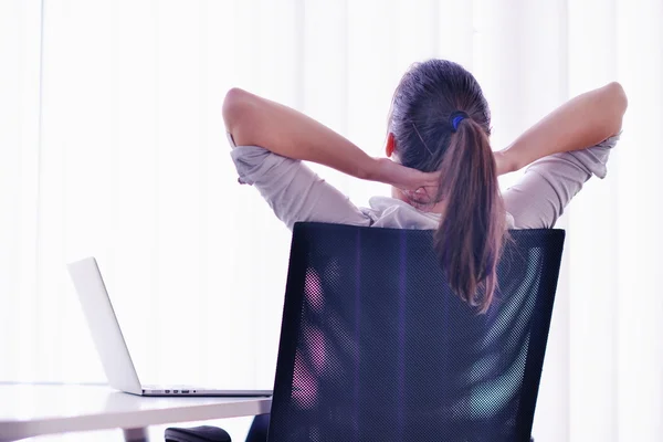 Geschäftsfrau im Büro — Stockfoto