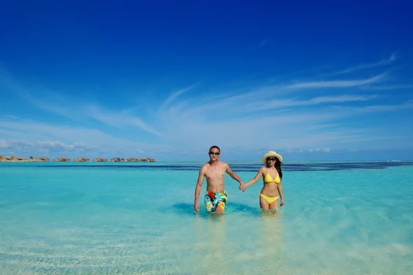 Feliz pareja joven disfrutando del verano en la playa —  Fotos de Stock