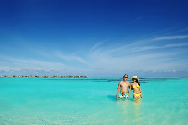 Feliz pareja joven disfrutando del verano en la playa — Foto de Stock