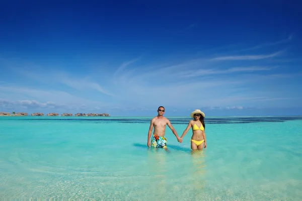 Feliz pareja joven disfrutando del verano en la playa —  Fotos de Stock