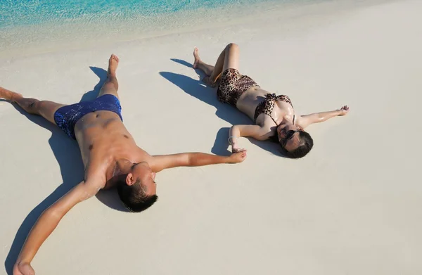 Щаслива молода пара насолоджується літом на пляжі — стокове фото
