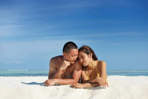 Lyckligt ungt par njuter av sommaren på stranden — Stockfoto