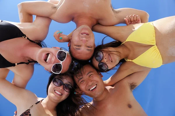 Skupina happy mladých se bavit na bach — Stock fotografie