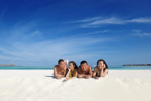 Glückliches junges Paar genießt den Sommer am Strand — Stockfoto