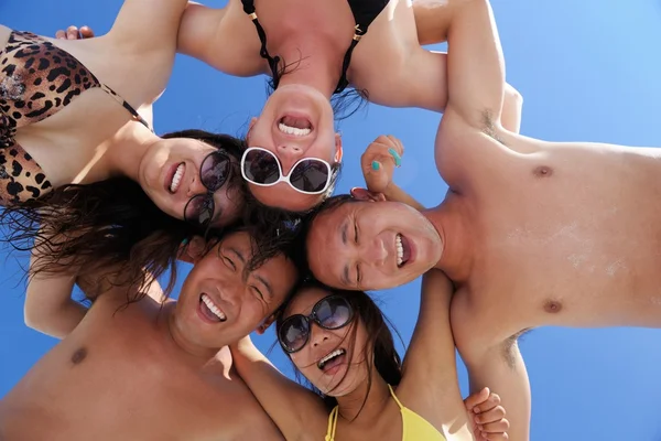 Groep van gelukkige jonge veel plezier op bach — Stockfoto