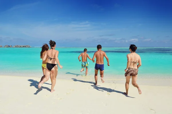 Grupo de jóvenes felices divertirse en bach — Foto de Stock