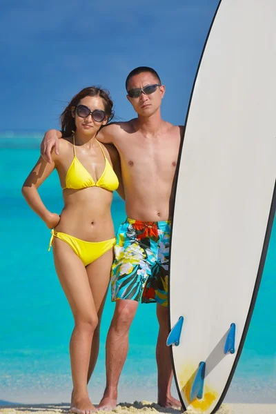 Gelukkig jong paar genieten zomer op strand — Stockfoto