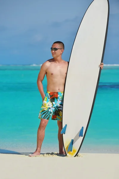 Man met surfplank op strand — Stockfoto