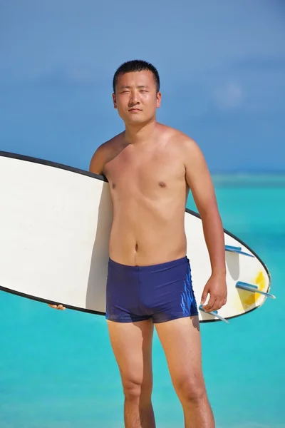 Man with surf board on beach — Stock Photo, Image