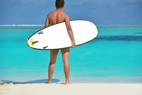 Homem com prancha de surf na praia — Fotografia de Stock