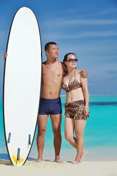 Feliz pareja joven disfrutando del verano en la playa —  Fotos de Stock