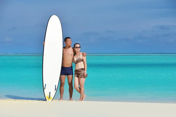 Happy young couple enjoying summer on beach — Stock Photo, Image