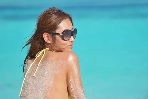 Hermosa mujer descansando en la playa tropical — Foto de Stock