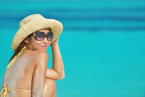 Uomo con tavola da surf sulla spiaggia — Foto Stock