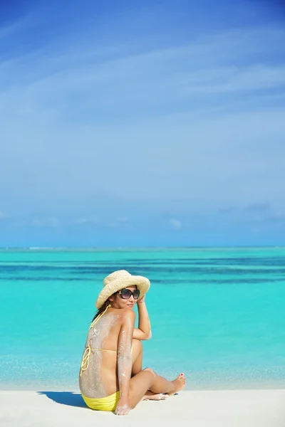 Beautiful woman resting on tropical beach — Stock Photo, Image