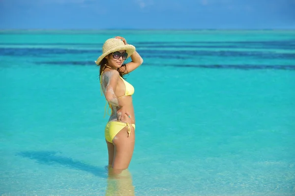 热带海滩上休息的美丽女人 — 图库照片