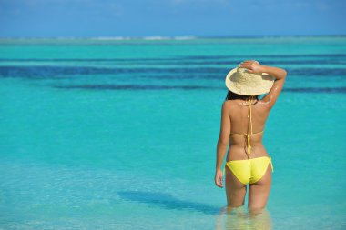 tropik sahilde oturan güzel kadın