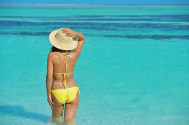 tropik sahilde oturan güzel kadın