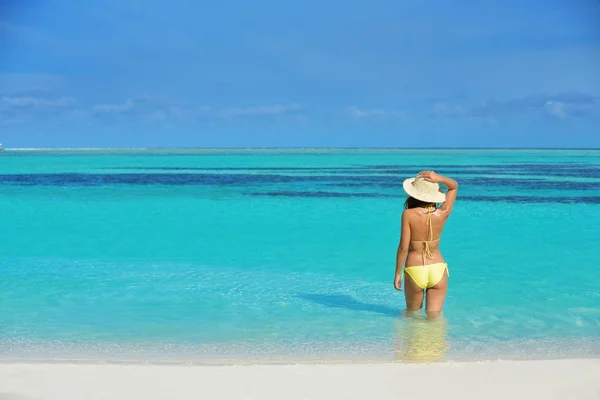Bela mulher descansando na praia tropical — Fotografia de Stock