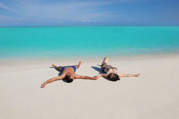 해변에서 여름을 즐기는 행복 한 젊은 부부 — 스톡 사진