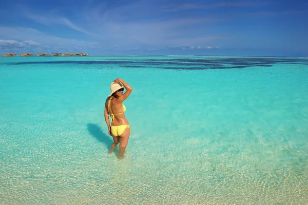 Bella donna che riposa sulla spiaggia tropicale — Foto Stock