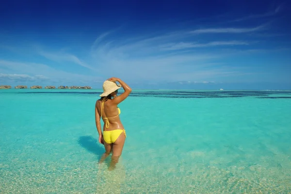 Bela mulher descansando na praia tropical — Fotografia de Stock