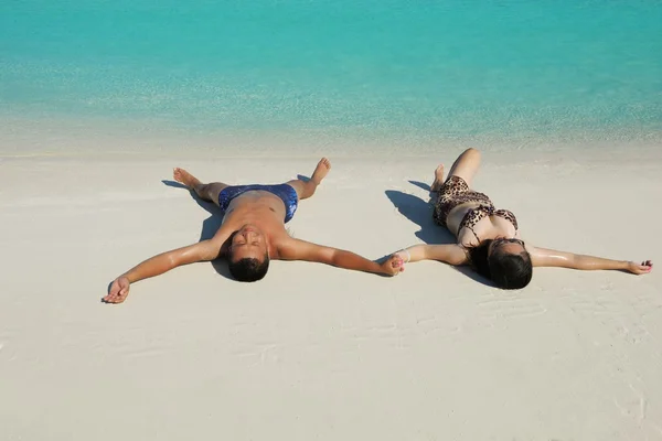 Felice giovane coppia godendo l'estate sulla spiaggia — Foto Stock