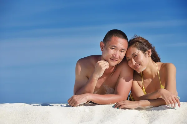 Lyckligt ungt par njuter av sommaren på stranden — Stockfoto