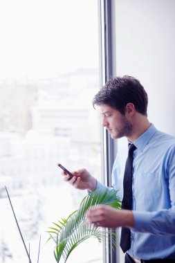 cep telefonu ile konuşurken iş adamı