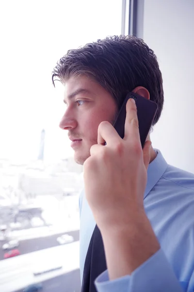 Hombre de negocios hablando por teléfono celular — Foto de Stock