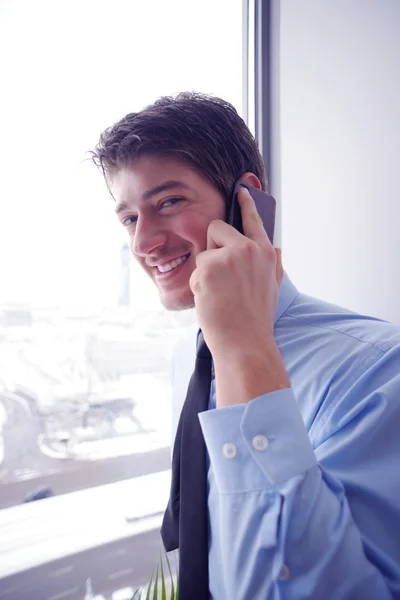 Homem de negócios falando por celular — Fotografia de Stock