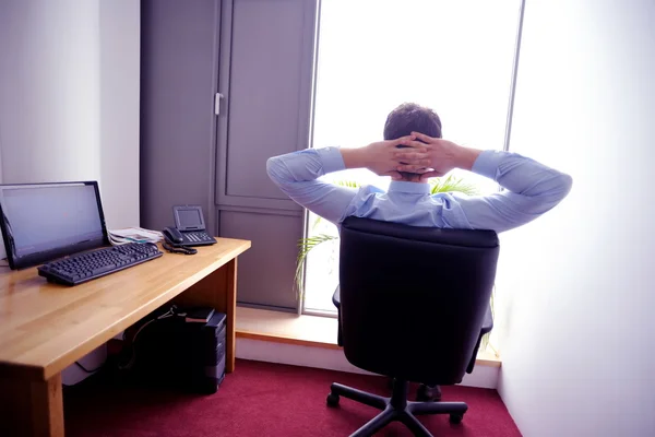 Feliz joven hombre de negocios en la oficina —  Fotos de Stock