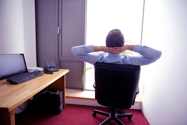 Gelukkig jonge zakenman op kantoor — Stockfoto