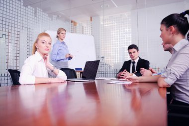 ofisinde toplantıda iş