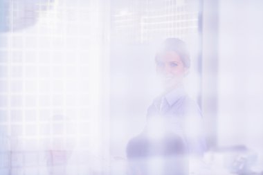 İş kadını ofiste.