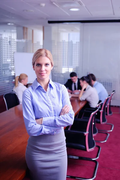 Femme d'affaires avec son personnel en arrière-plan au bureau — Photo