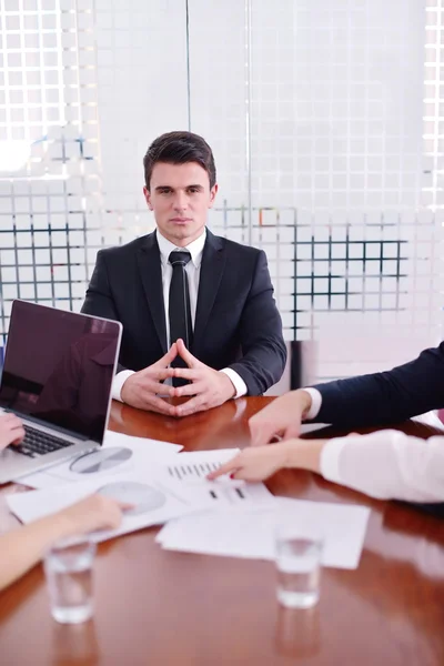 Heureux jeune homme d'affaires au bureau — Photo