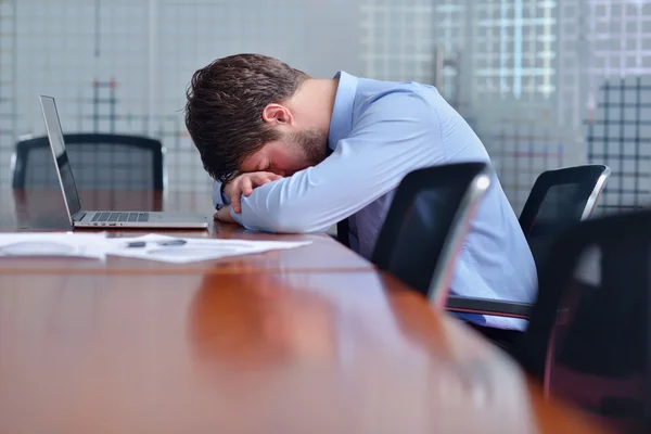 Hombre de negocios con problemas y estrés en la oficina —  Fotos de Stock