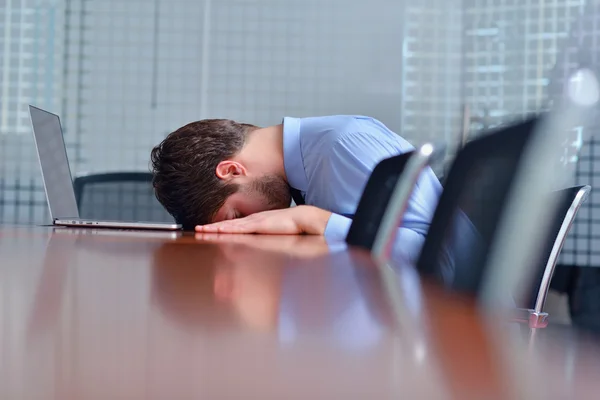 Affärsman med problem och stress på kontoret — Stockfoto