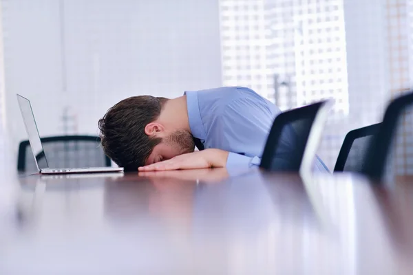 Uomo d'affari con problemi e stress in ufficio — Foto Stock