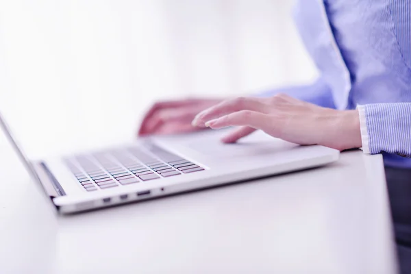 Femme d'affaires au bureau — Photo