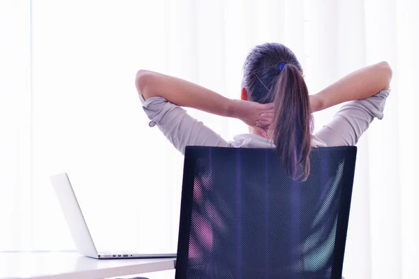 Mujer de negocios en la oficina — Foto de Stock