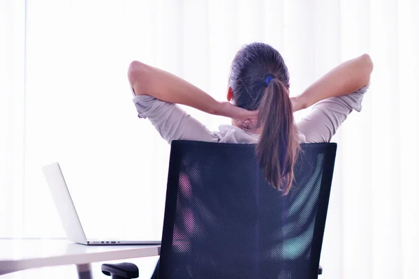 Mujer de negocios en la oficina — Foto de Stock