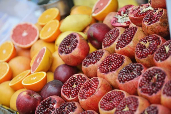 Colorful display of fruits — Stock Photo, Image