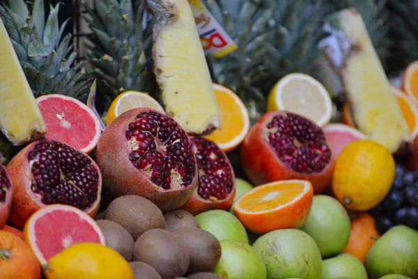 Colorful display of fruits — Stock Photo, Image