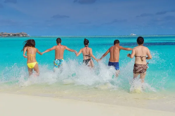 Groep van gelukkige jonge veel plezier op bach — Stockfoto