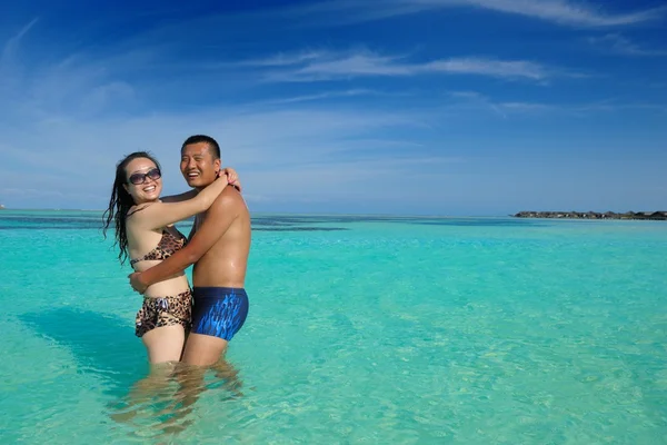 Feliz pareja joven disfrutando del verano en la playa — Foto de Stock