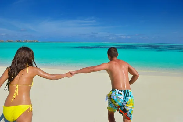 Feliz pareja joven disfrutando del verano en la playa — Foto de Stock